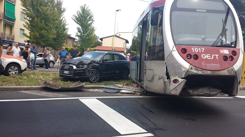 Incidente in piazza Batoni (foto di Andrea Piazza)