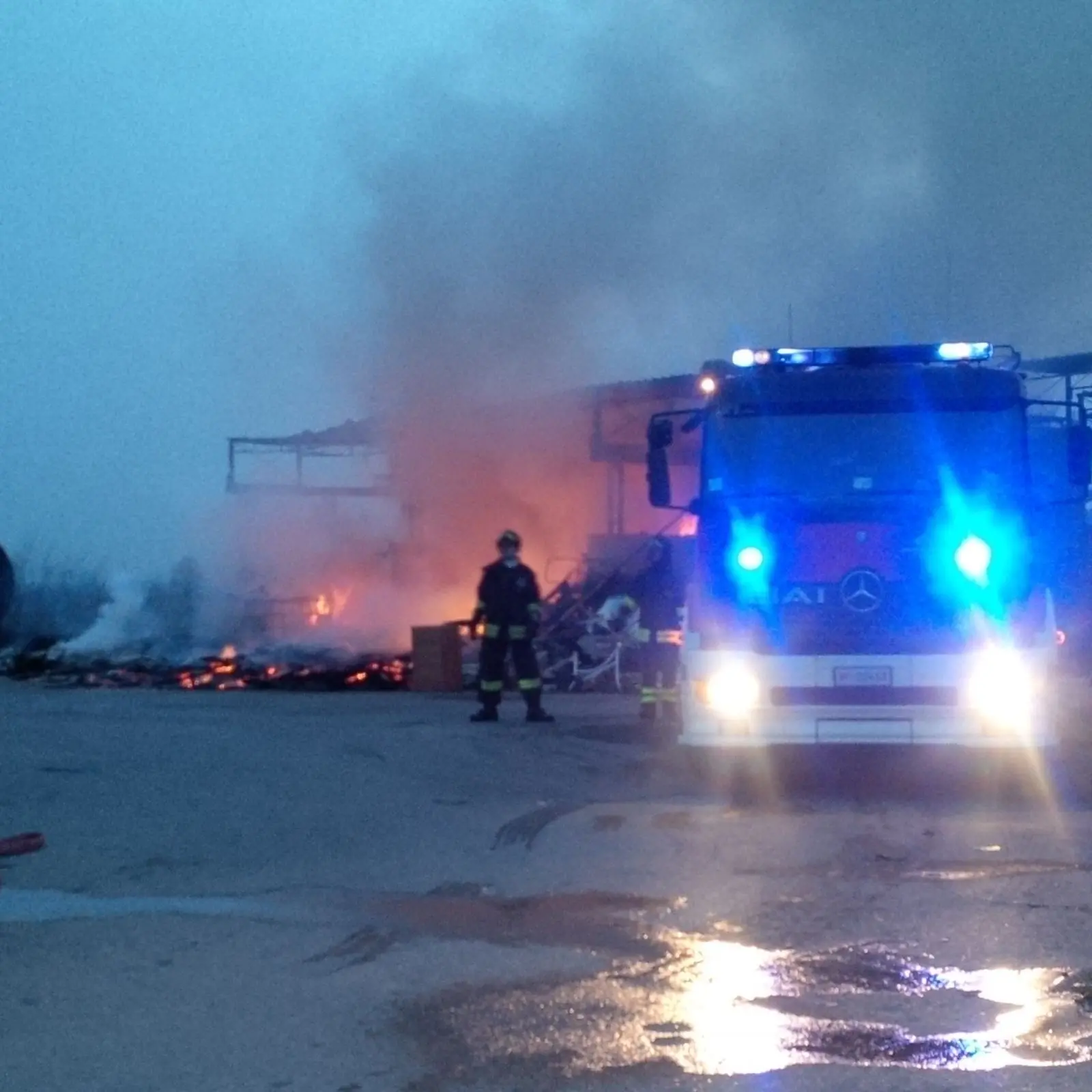 Orentano, incendio all’isola ecologica