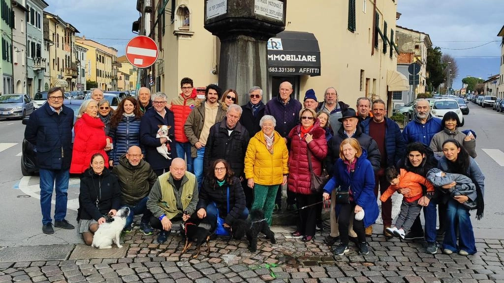 La foto di Capodanno davanti all’Indicatore. Tradizione rispettata