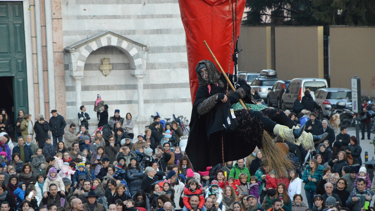 La Befana in piazza San Francesco (foto Alcide)