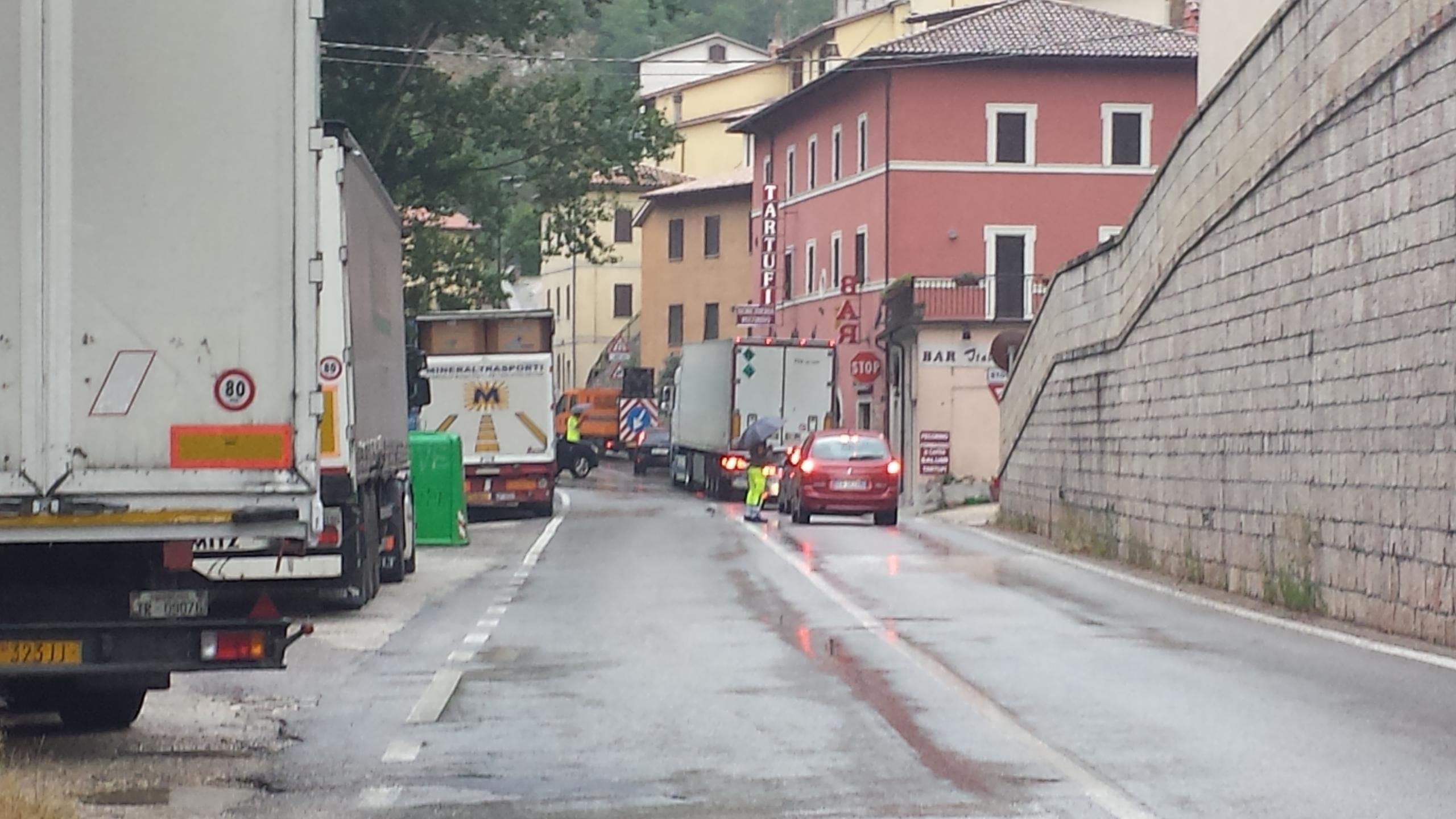 Norcia, Camion Si Ribalta E Perde Il Carico: Chiusa La Strada In ...