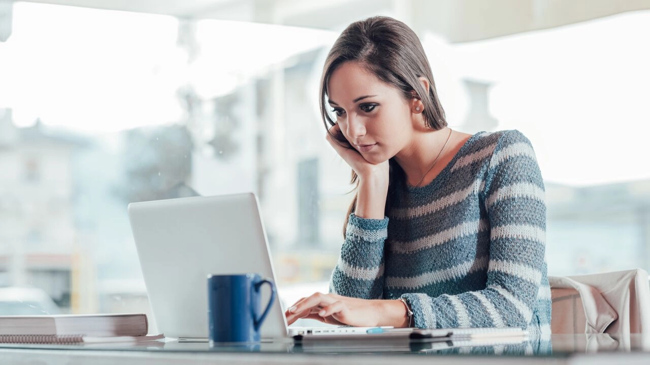 Una ragazza al personal computer