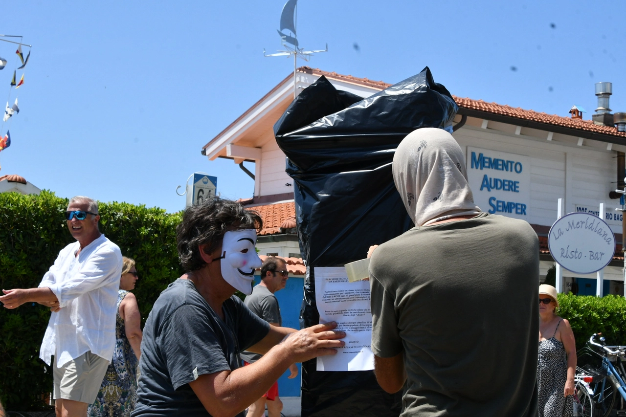 Le "brigate apuane di cittadinanza" a Marina di Massa (foto Nizza)