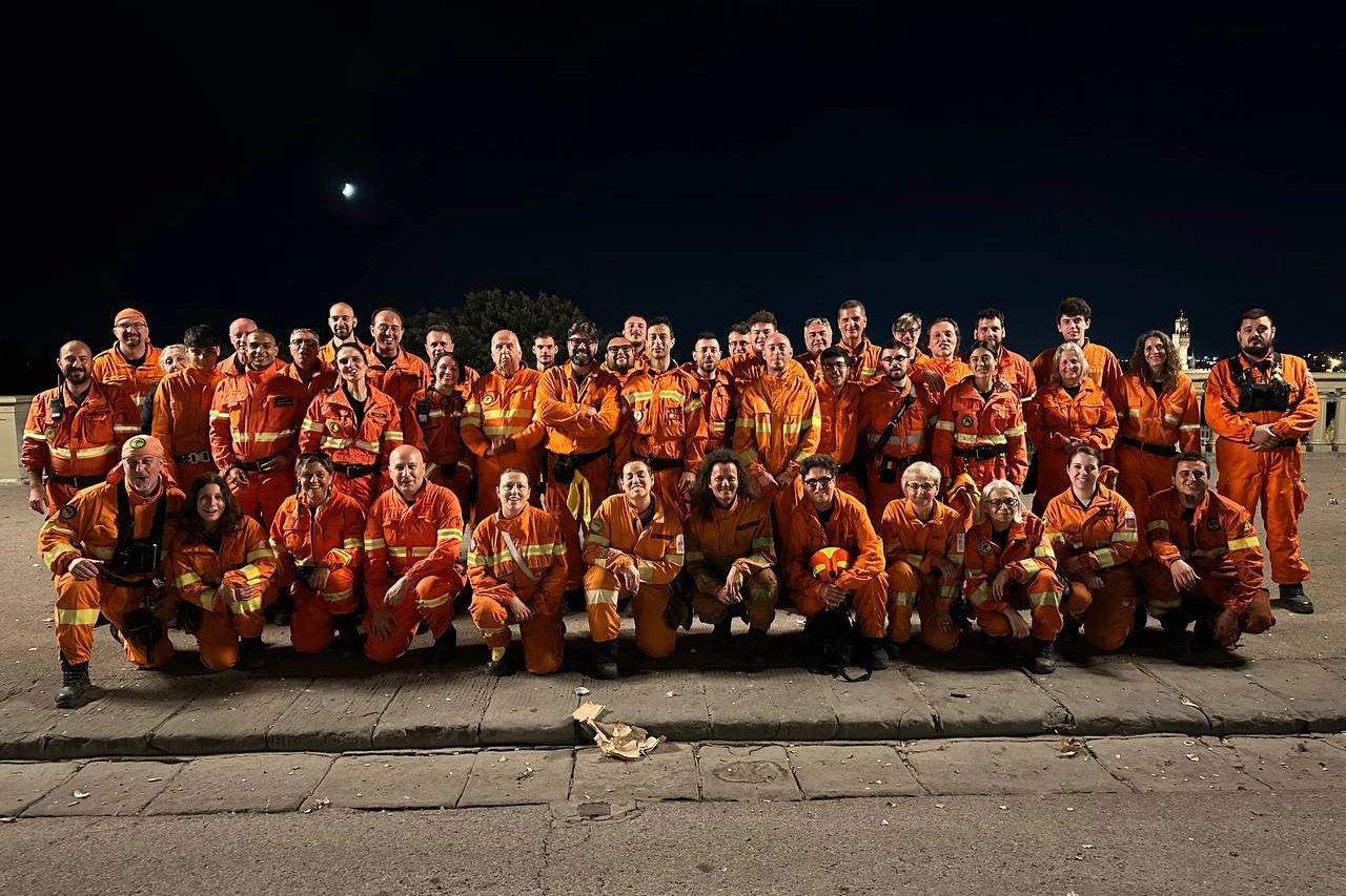 I volontari della VAB al piazzale Michelangelo per i fuochi di San Giovanni