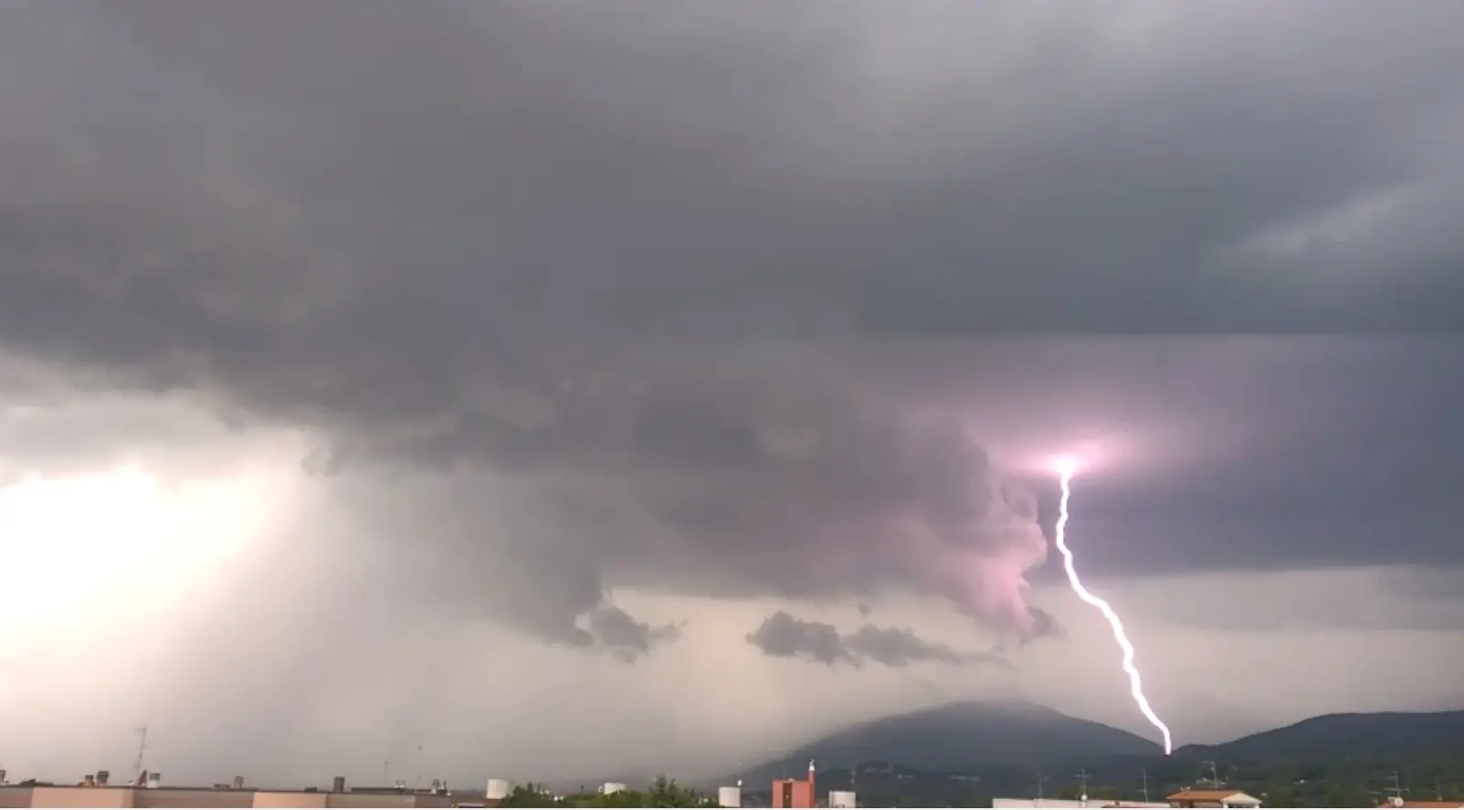 Maltempo, prolungata l'allerta gialla in Toscana. Lucca, 27 millimetri in un quarto d'ora