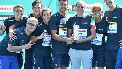 Giulia, quarta da sinistra, con gli azzurri e il prestigioso trofeo (tratta dal sito FIN)