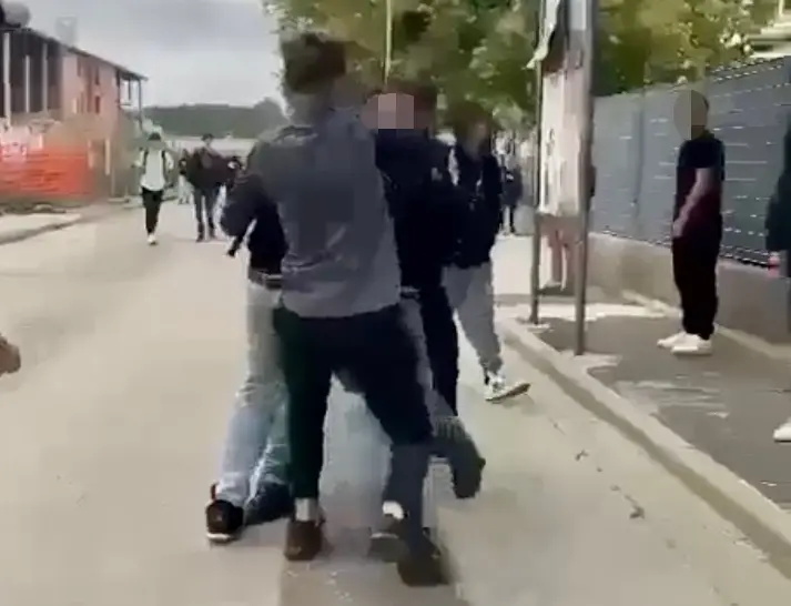 Pontedera, il video inchioda gli aggressori dello studente