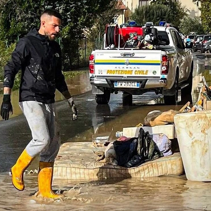 Biraghi angelo del fango a Campi Bisenzio (Foto Niccolò Nesti)