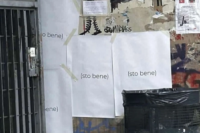 I fogli bianchi con la scritta "Sto bene" apparsi sui muri a Firenze