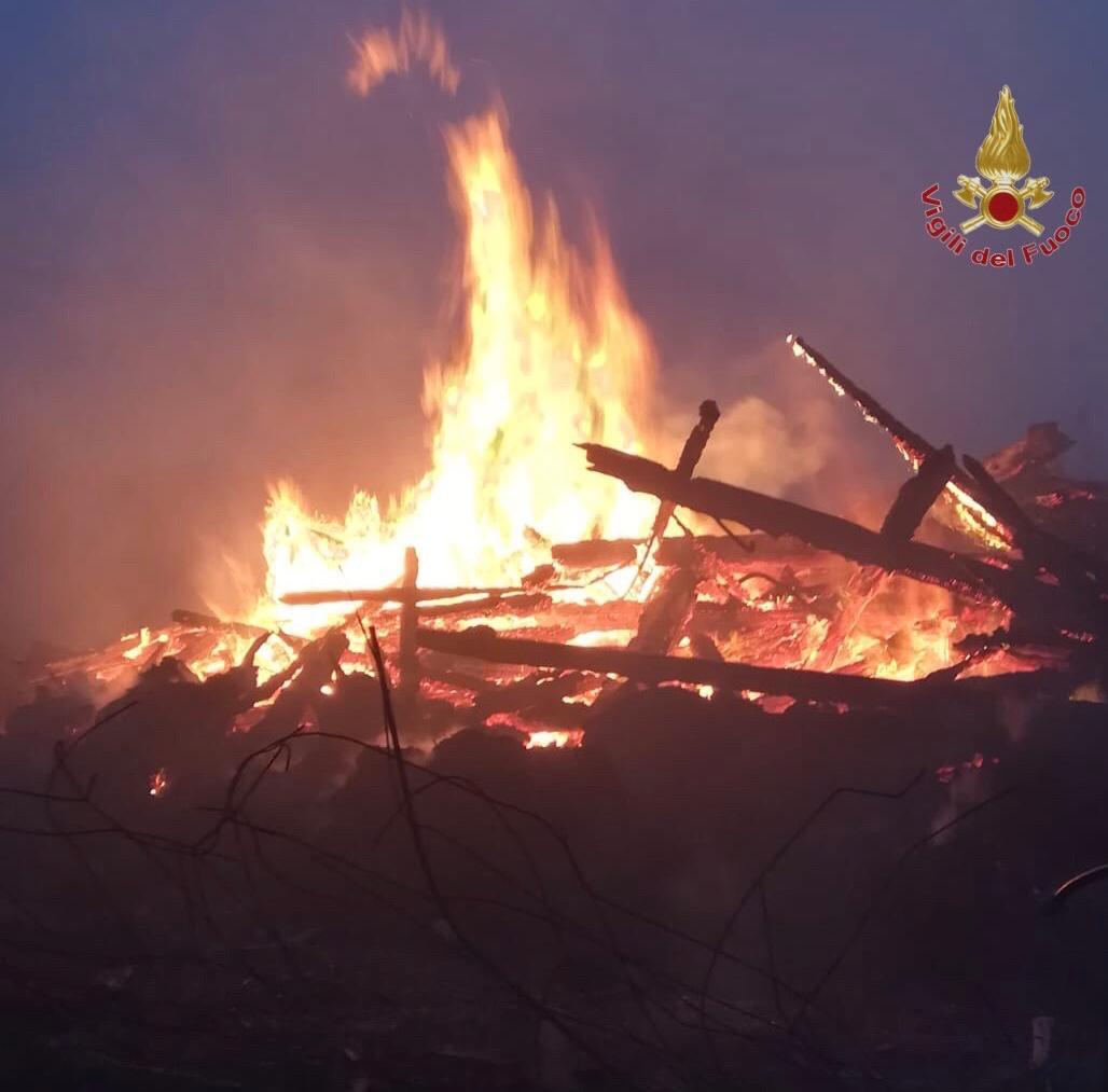 Fauglia, Maxi Incendio In Deposito Di Legname. La Polstrada Mette In ...