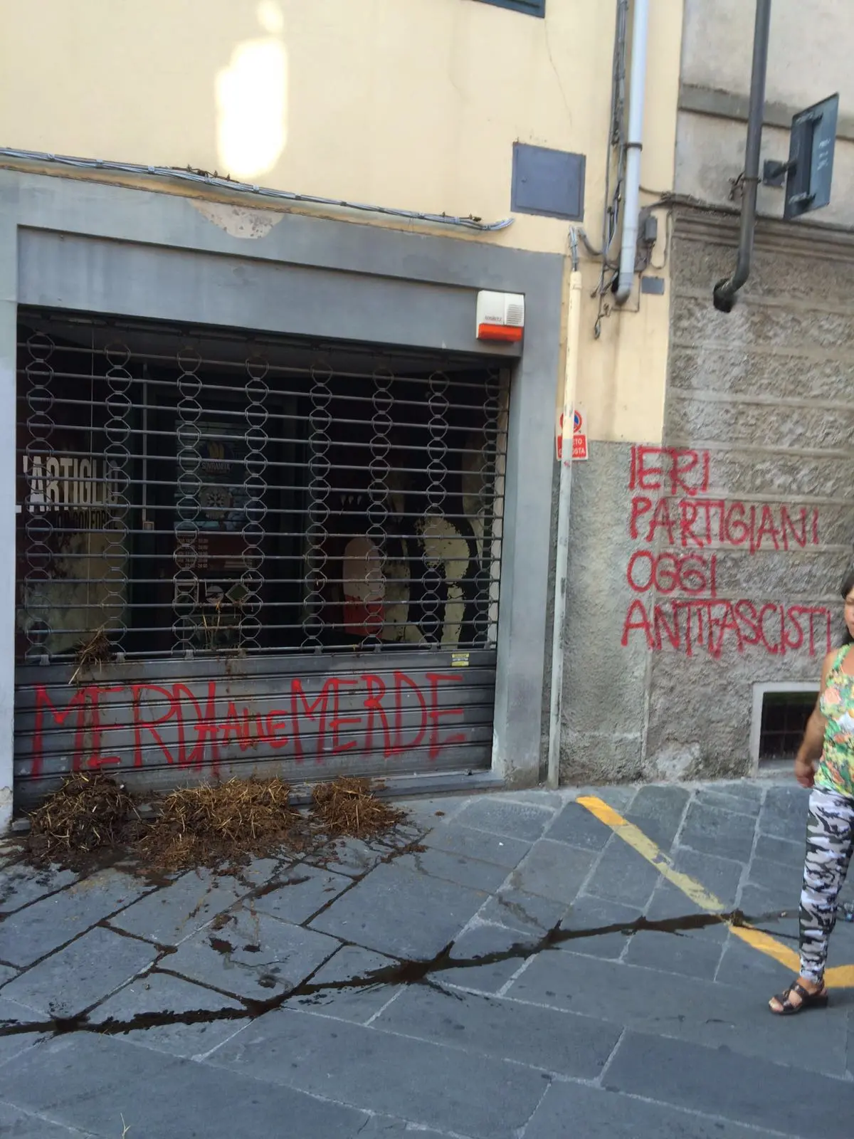 Raid vandalico all'Artiglio: letame davanti alla sede CasaPound