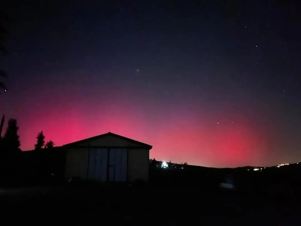 Incredibile aurora boreale: spunta nei cieli che quasi mai l’hanno vista