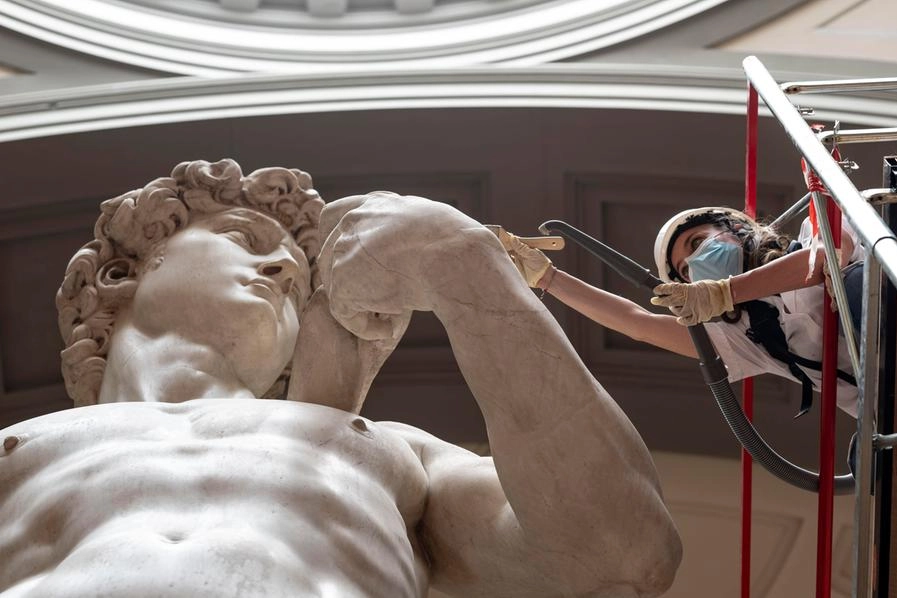 Eleonora Pucci al lavoro per il restauro del David di Michelangelo (Foto Ansa)