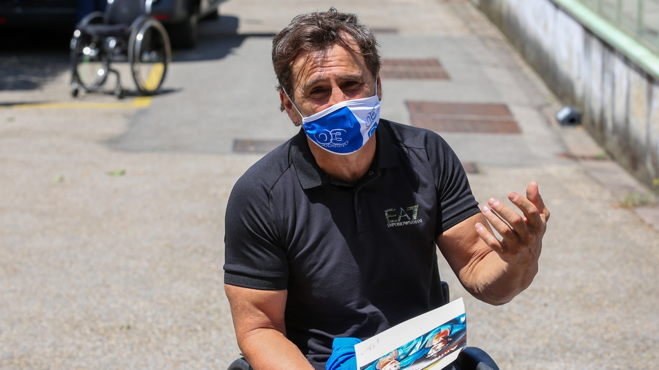 Alex Zanardi durante la tappa all'ospedale fiorentino di Careggi (Fotocronache Germogli)