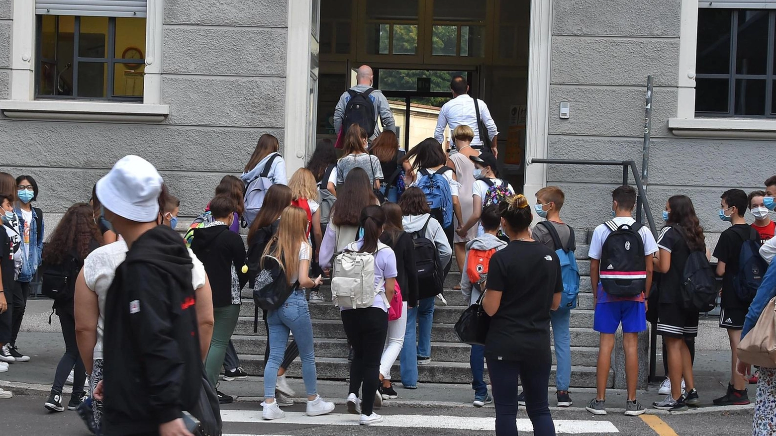 Piero della Francesca, sale la protesta. I genitori contro la preside Fasulo: "Troppa rigidità, allontana gli alunni"