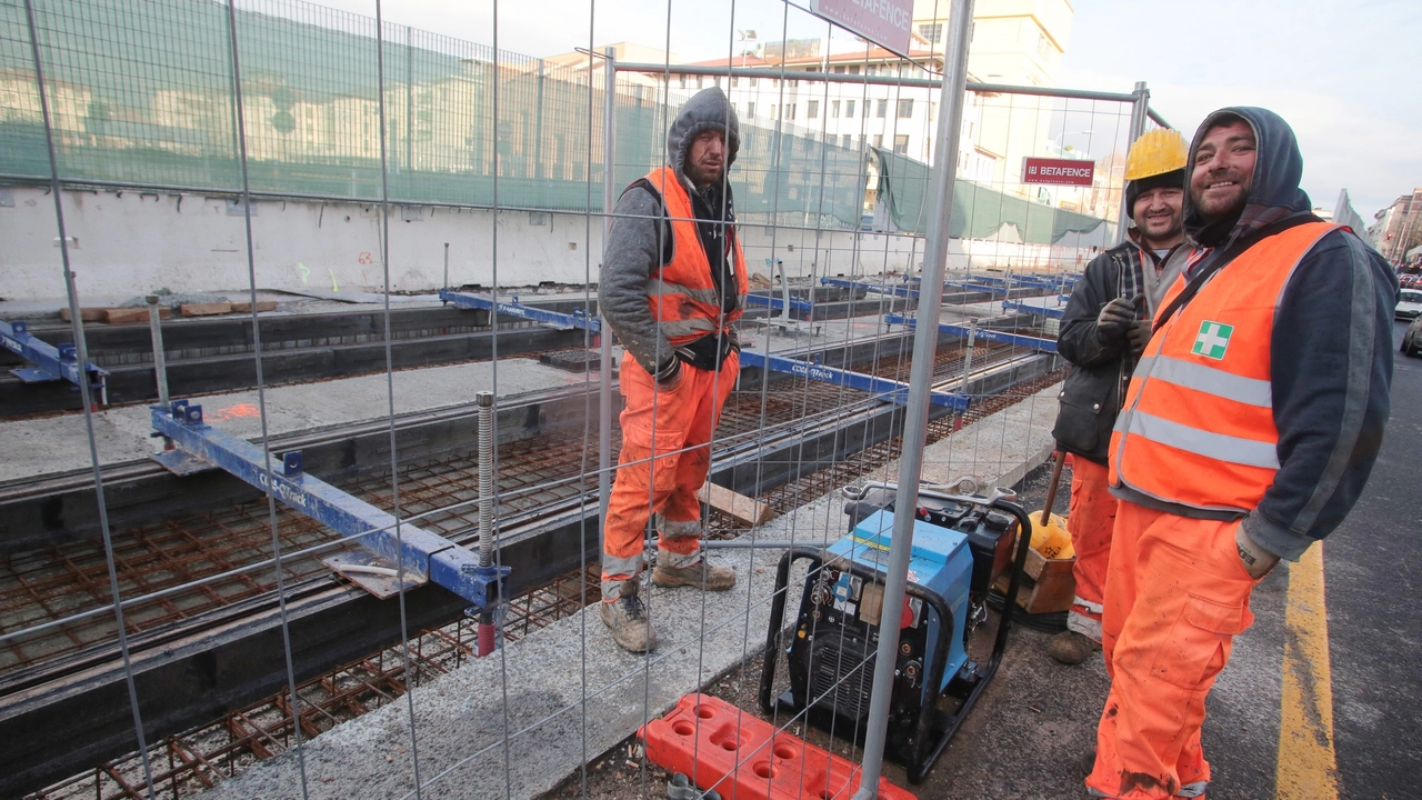 Operai in un cantiere della tramvia