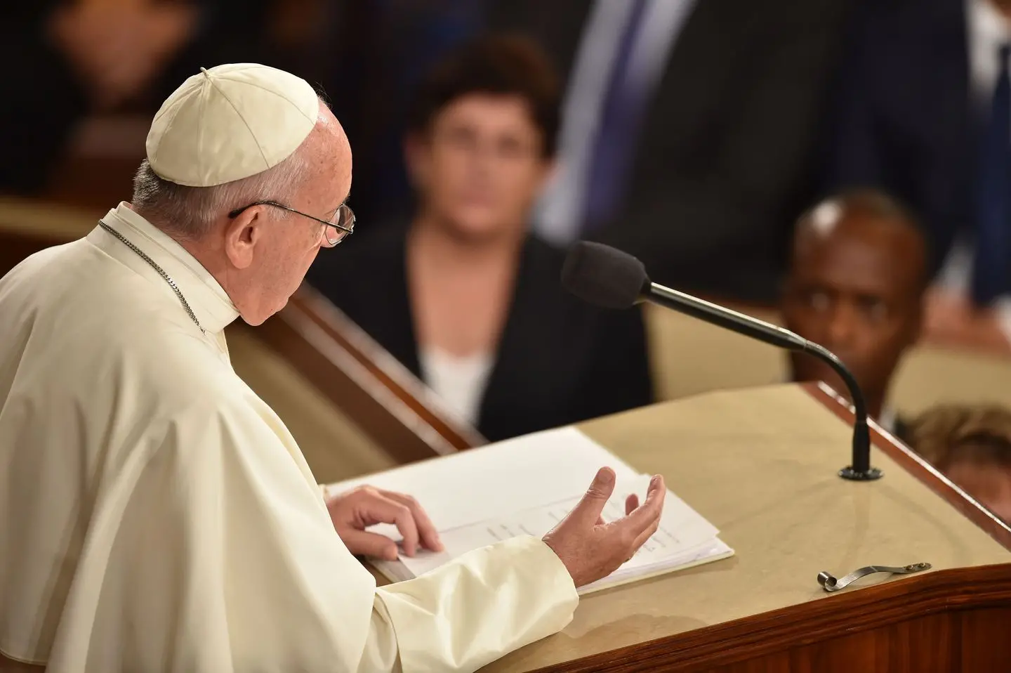 All'asta la papalina di Papa Francesco