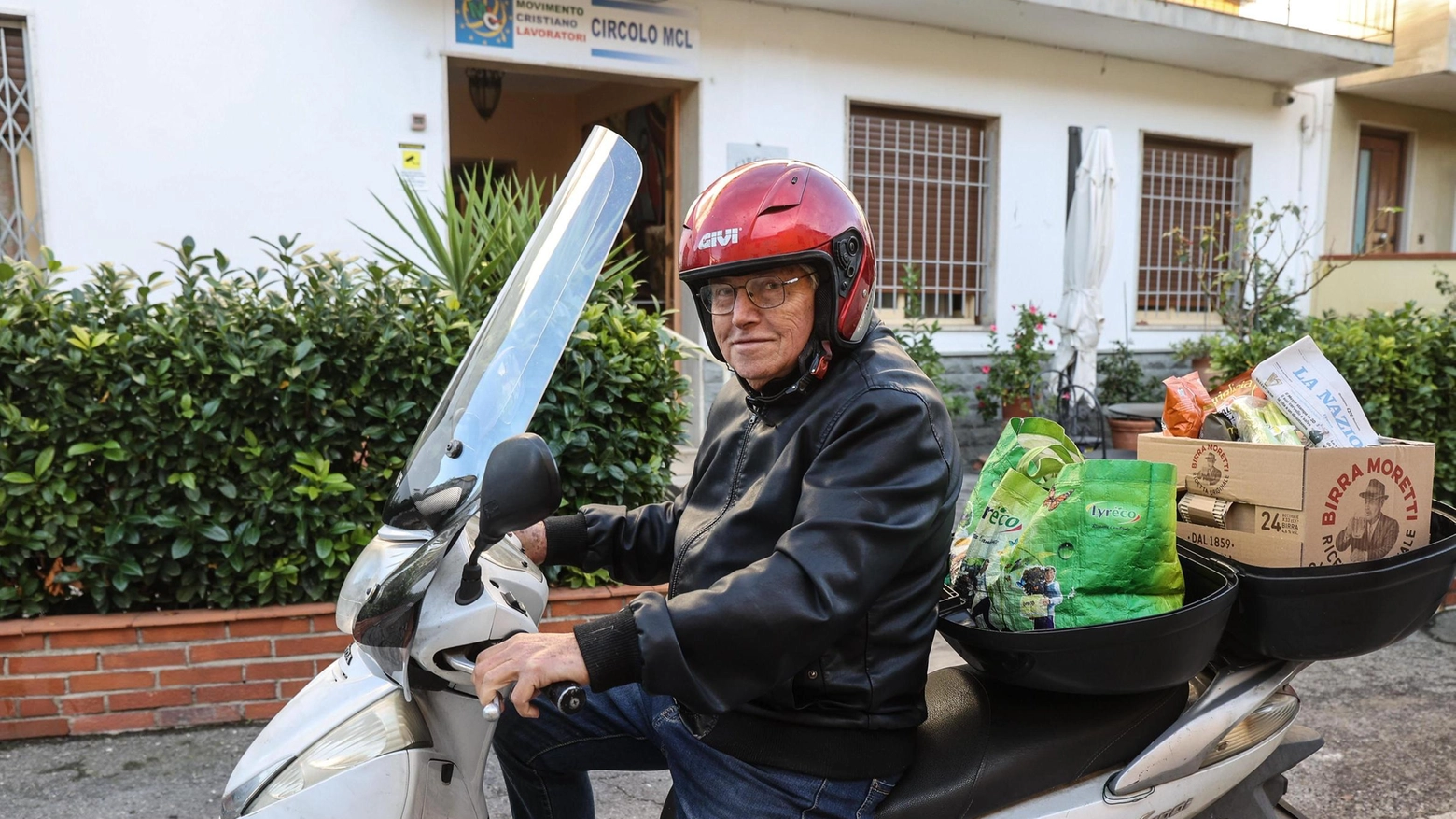 Instancabile Ferro, 80 anni e lo scooter: "Faccio spesa agli anziani del posto"