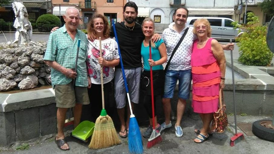 Il gruppo dei volontari che spontaneamente ha tolto dalla piazza i residui della notte brava con 1500 persone fra musica danze 