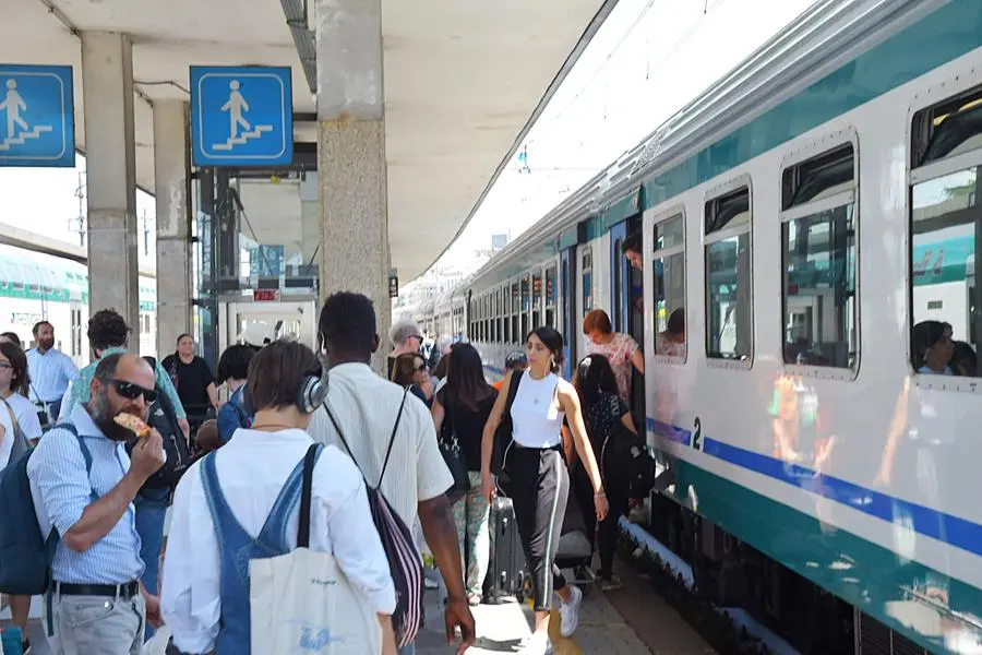 Treni nel caos tra Genova e La Spezia, ritardi fino a 2 ore