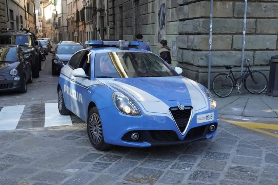 Via della Scala, alla vista degli agenti cerca di liberarsi della cocaina: arrestato