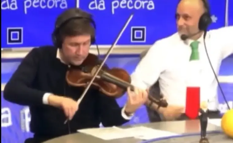 Il sindaco Nardella suona al violino la canzone vincitrice di Sanremo