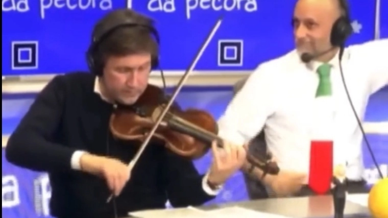 Nardella suona al violino la canzone vincitrice di Sanremo a ‘Un Giorno da Pecora’