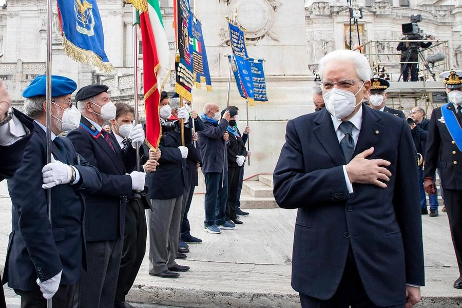 Mattarella depone una corona d'alloro sulla Tomba del Milite Ignoto (Ansa)