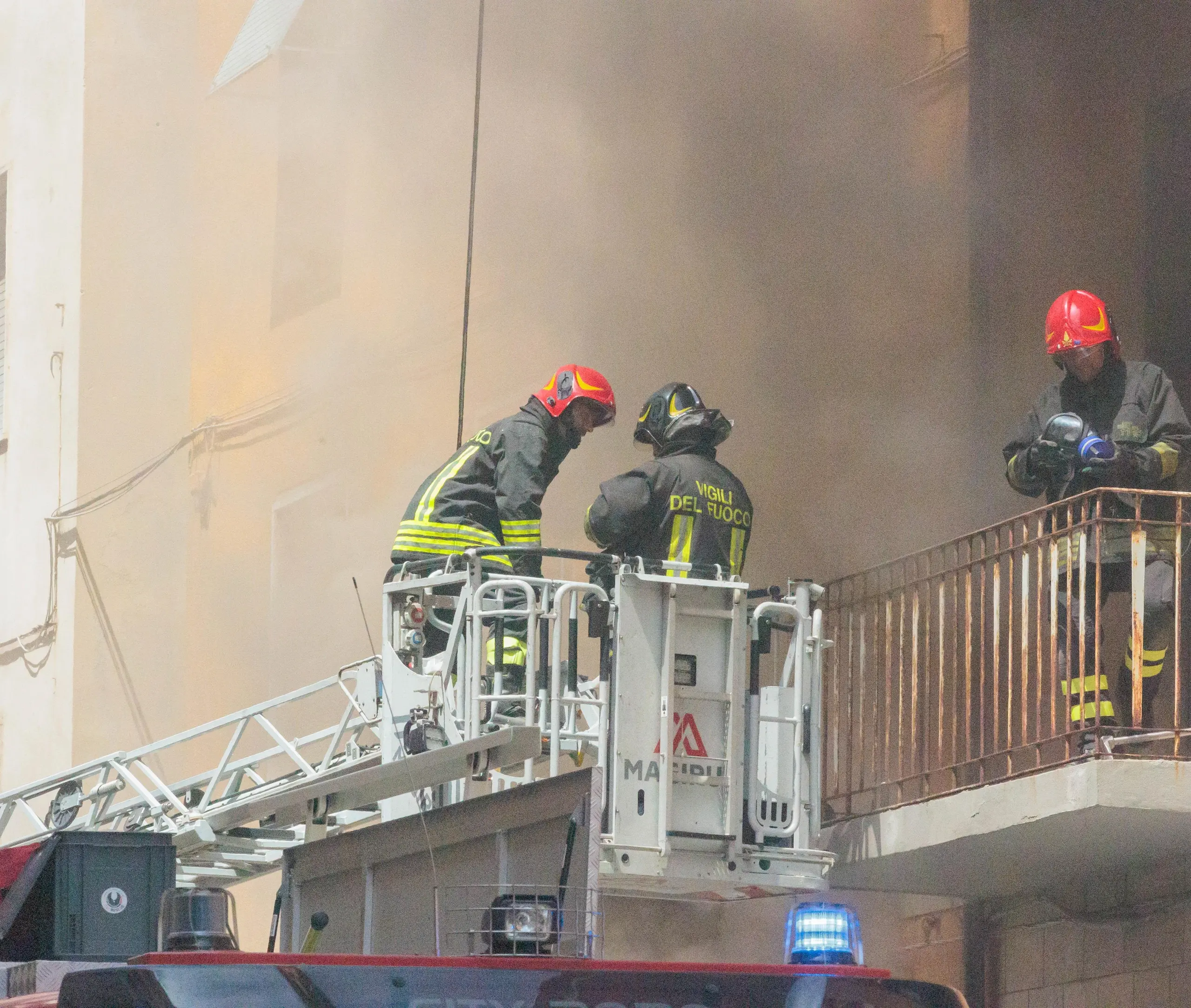 Maxi Incendio Zona Stazione Il Rogo Partito Da Un Negozio