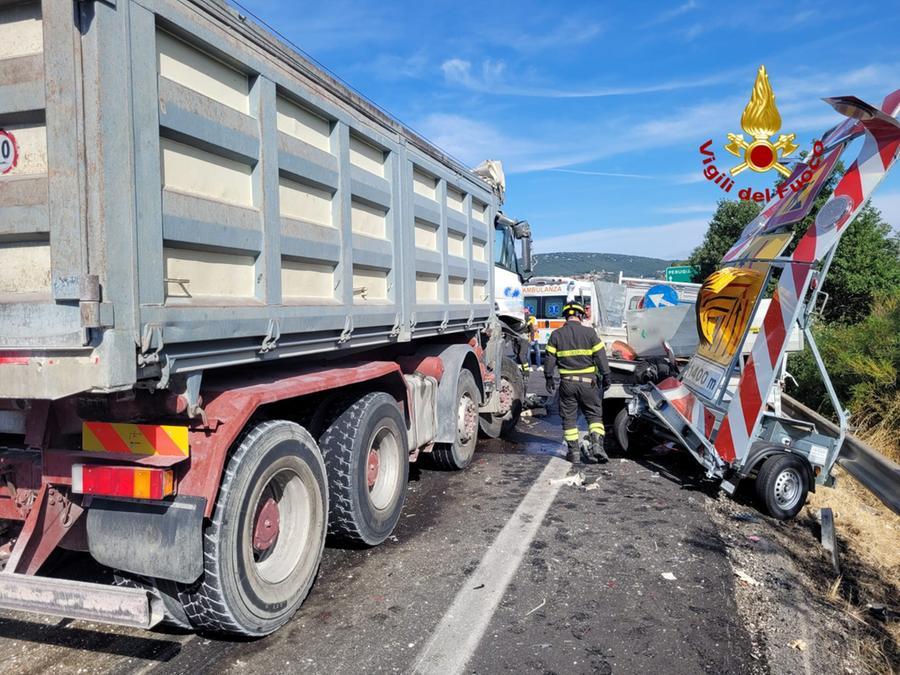 Camion Travolge Un Mezzo Dello Sfalcio Erba In Superstrada: Un Ferito