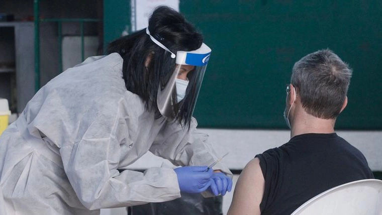 Vaccini al Palazzetto dello sport a Siena (Foto Lazzeroni)