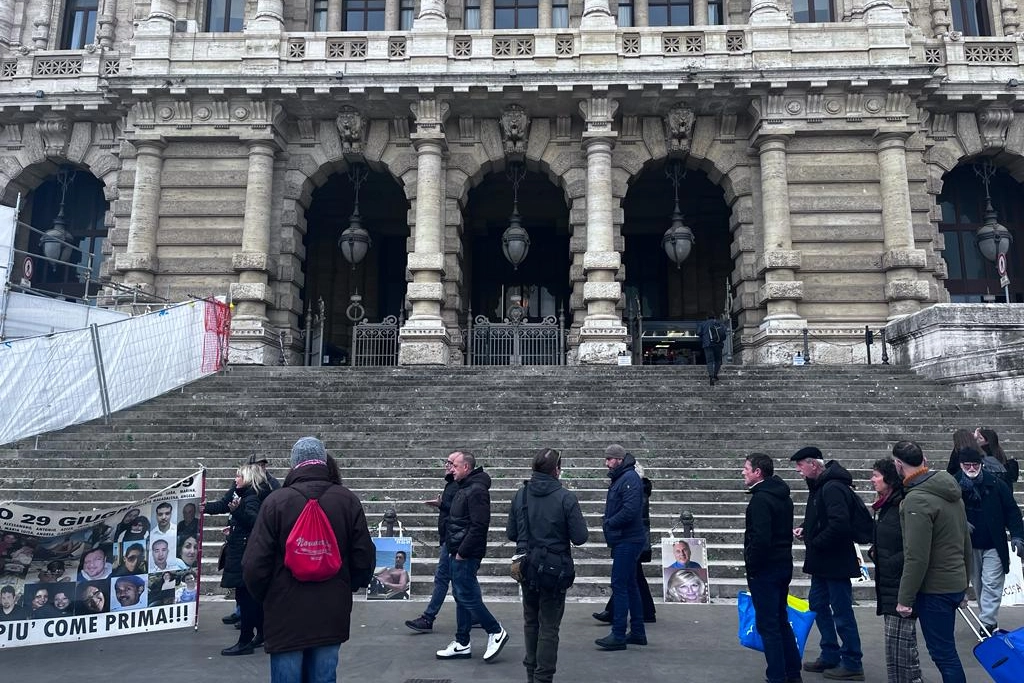 Il presidio dei parenti delle vittime della strage di Viareggio davanti alla Cassazione a Roma