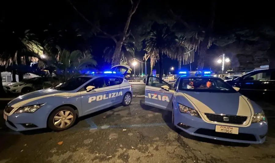 Due giovani con della droga, uno con un coltello a scatto: i controlli della polizia