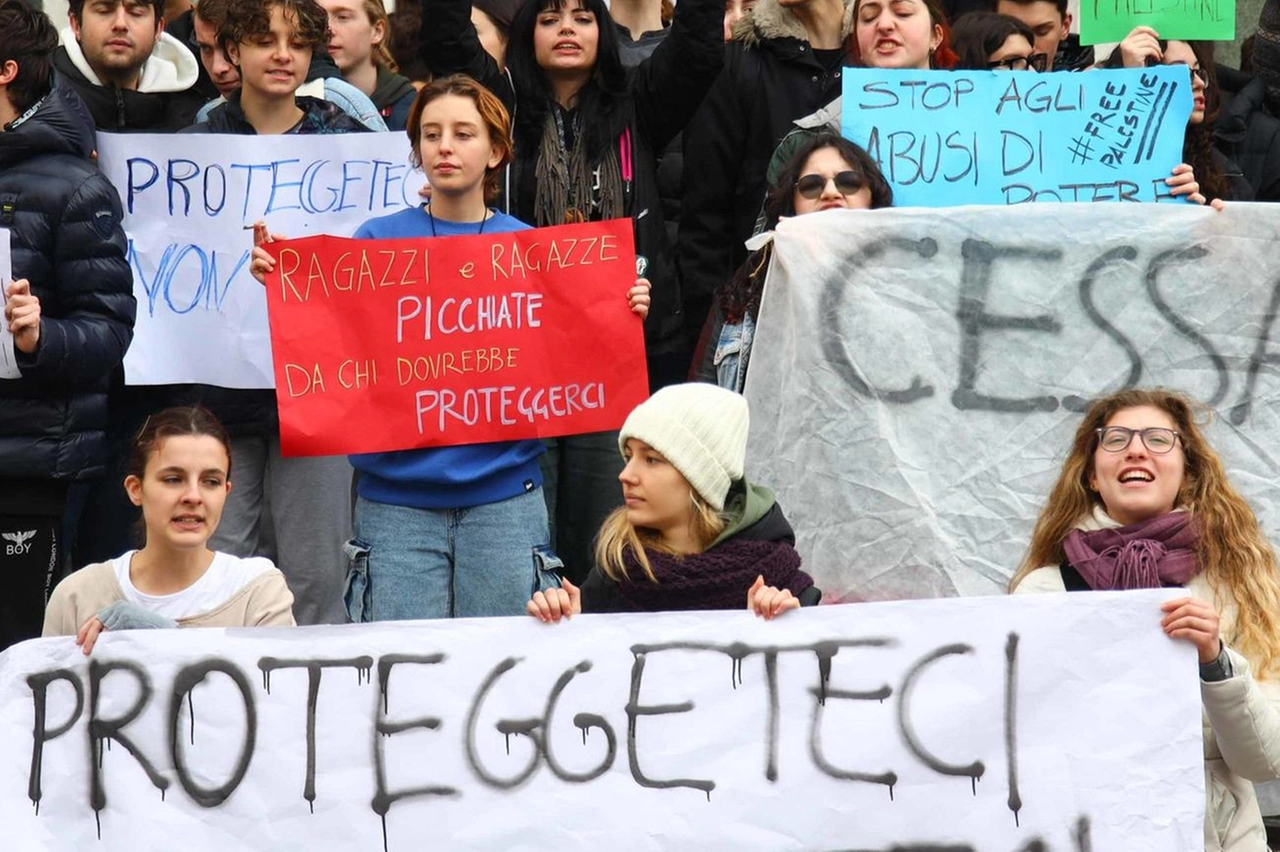 Carica contro gli studenti. Una delle tante manifestazioni di solidarietà ai giovani picchiati