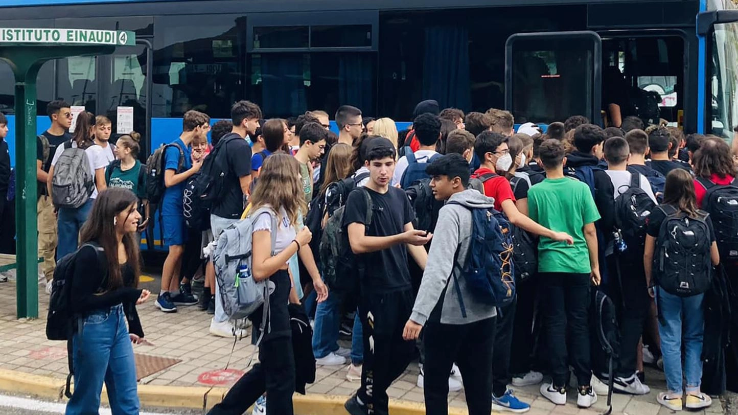 Trasporti, l’incubo dei pendolari: "Altre corse saltate: ora basta"