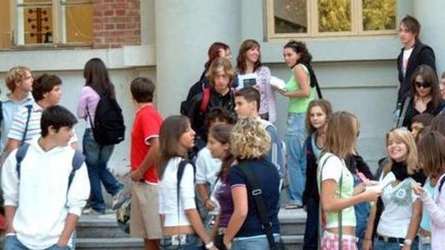 Bermuda, pinocchietti, canottiere e top all’uscita di una scuola (foto di repertorio)