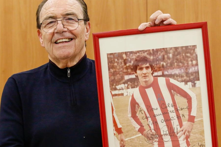 Piero Colzi con la foto di Paolo Rossi (foto Germogli)