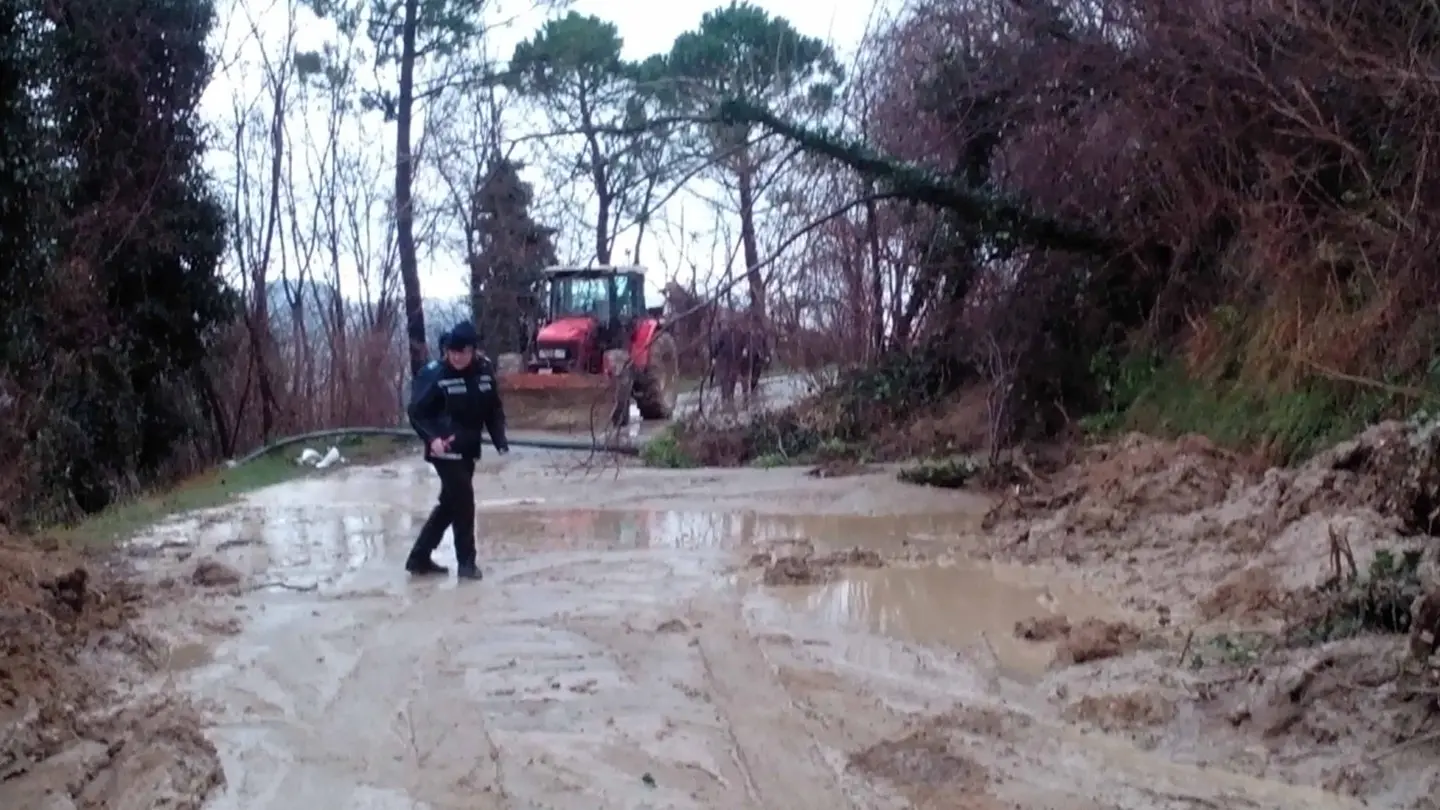 Cantagallo, frana la provinciale