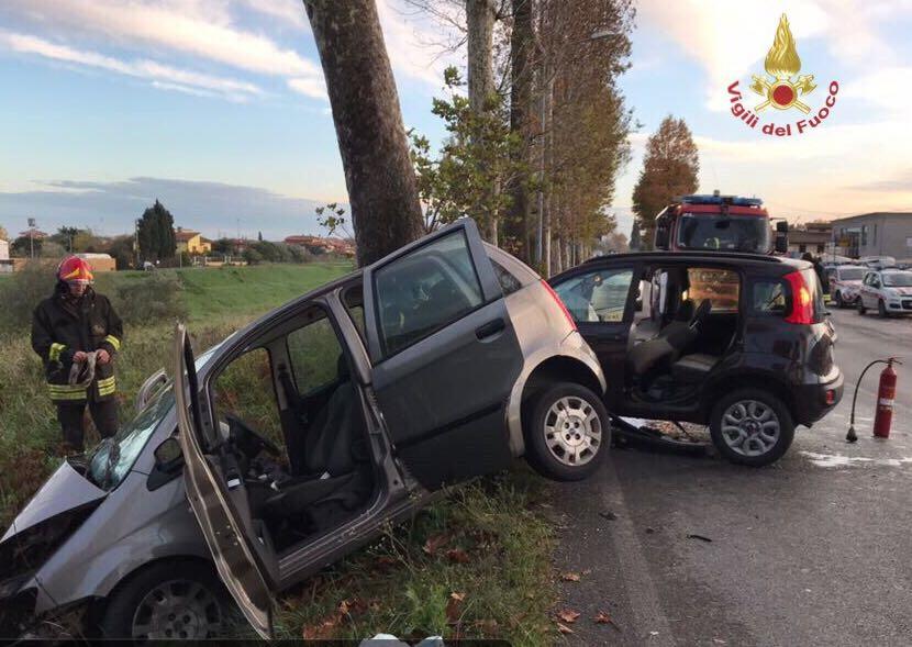 Scontro Tra Auto, Una Finisce In Un Fosso. Ferite Due Donne