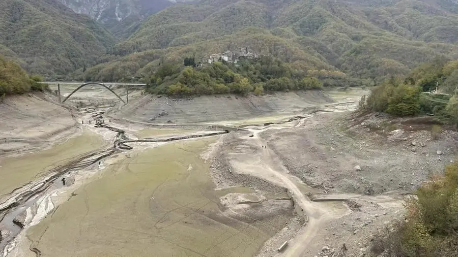 Si abbassa il livello del lago di Vagli causa lavori e siccità