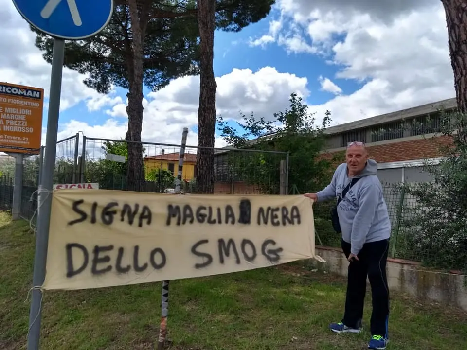 Protesta contro lo smog a Signa durante il passaggio del Giro d'Italia