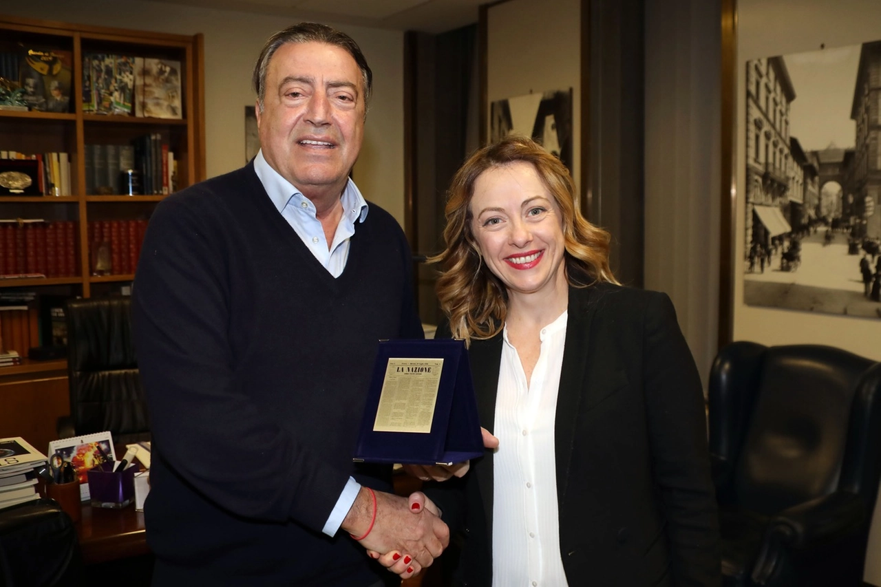 Giorgia Meloni con il direttore della Nazione Francesco Carrassi (Mori/New Press Photo)