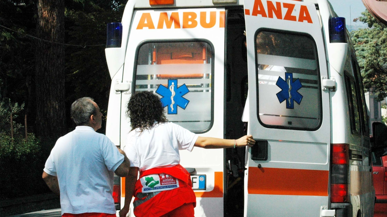 Soccorritori in ambulanza (Archivio)