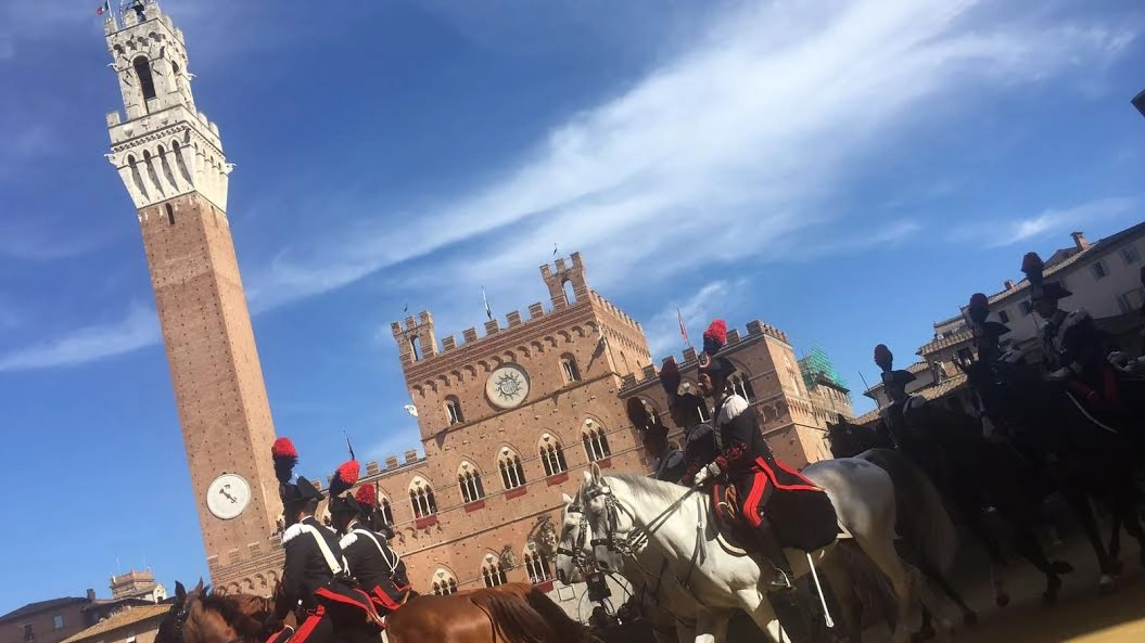 Palio dell'Assunta, la carica dei carabinieri (Foto Lazzeroni)