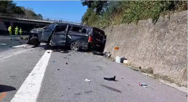 Tragico Salto Di Carreggiata: Furgone Piomba Su Auto, Due Morti ...