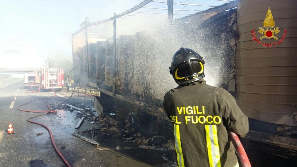 Il camion in fiamme e i vigili del fuoco