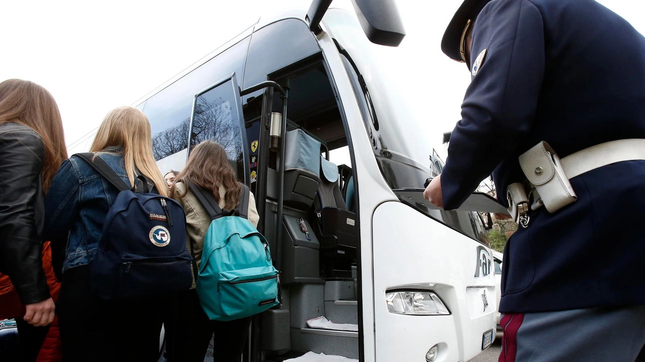 La polizia controlla mezzi e autisti delle gite scolastiche