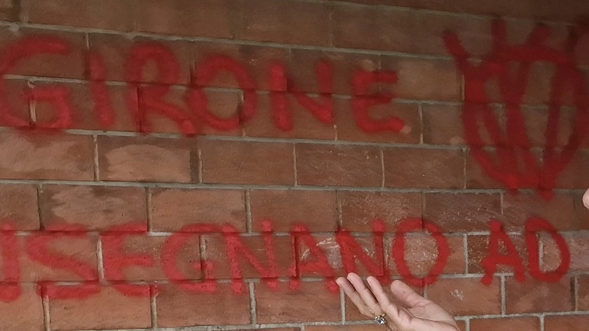 Scritte alla scuola Anna Frank (Luca Castellani/FotoCastellani)