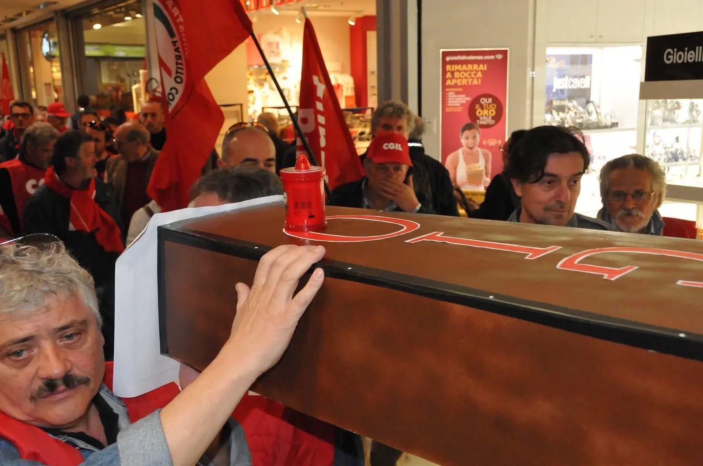 Funerale del primo maggio davanti al Carrefour