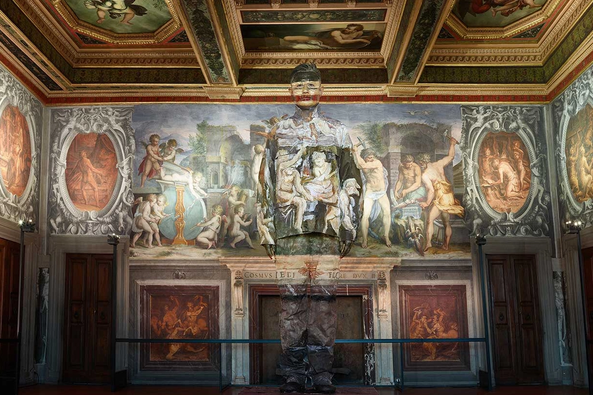 Liu Bolin mimetizzato nella Sala degli Elementi di Palazzo Vecchio